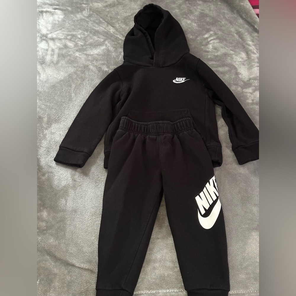 Nike hoodie and sweat pants in toddler boy
